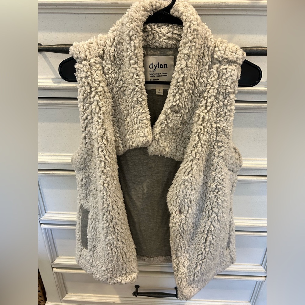 Brand, dylan, fuzzy vest